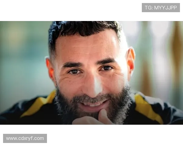 本泽马的传奇之路：从天才少年到世界足球巨星的蜕变与荣耀